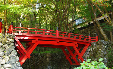 横蔵寺の赤い橋